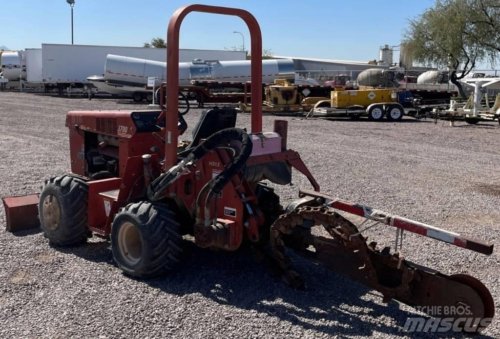 Ditch Witch 3700 DD Канавокопачі