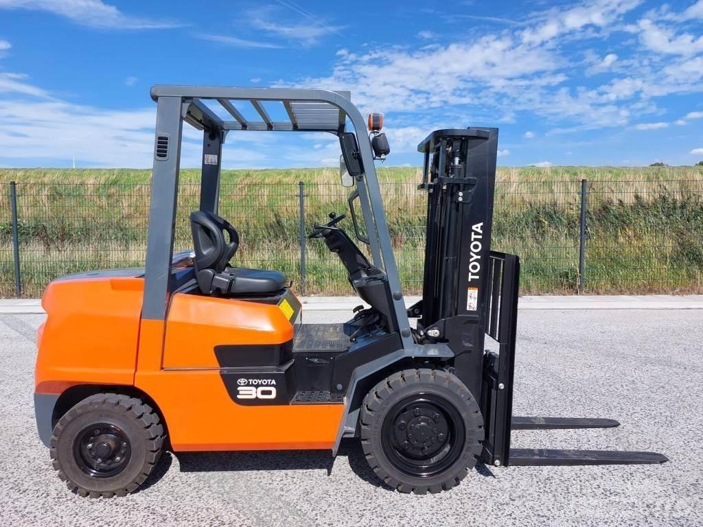 Toyota FDZN30 Дизельні навантажувачі