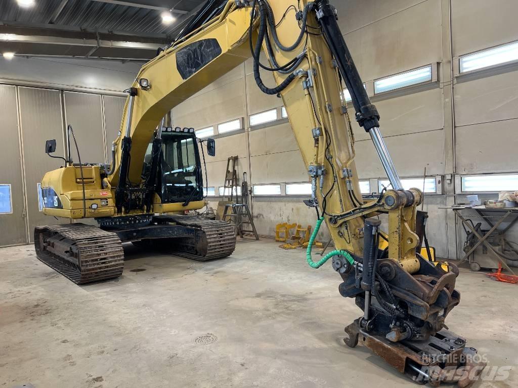CAT 323 D L Гусеничні екскаватори
