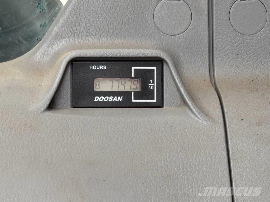Doosan DX 225 LC-5 Гусеничні екскаватори