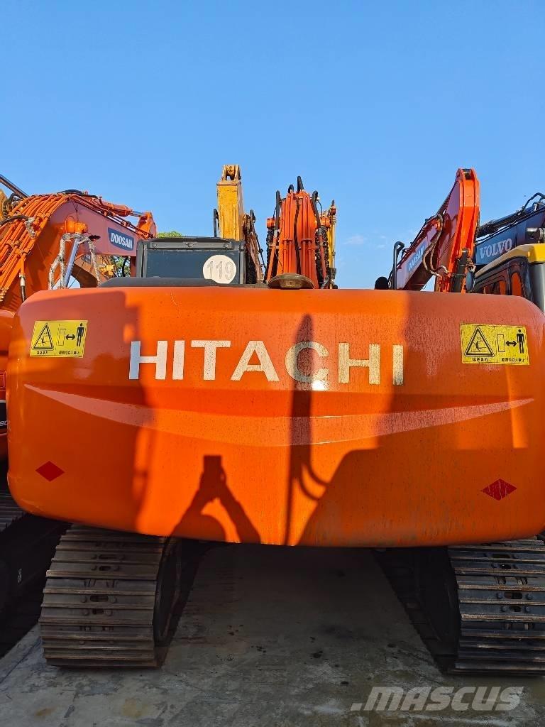 Hitachi ZX 210 Гусеничні екскаватори