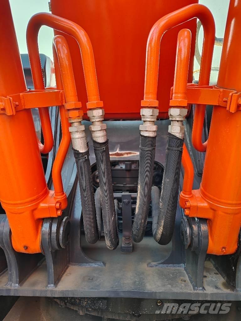 Hitachi ZX 210 Гусеничні екскаватори