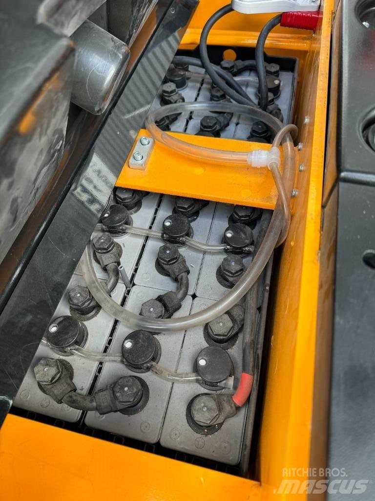 Hyundai 15ESR Самохідні електроштабелери