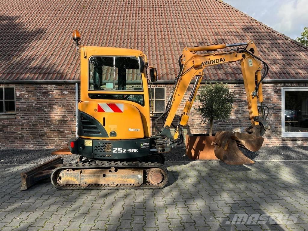 Hyundai R25Z-9 AK Гусеничні екскаватори