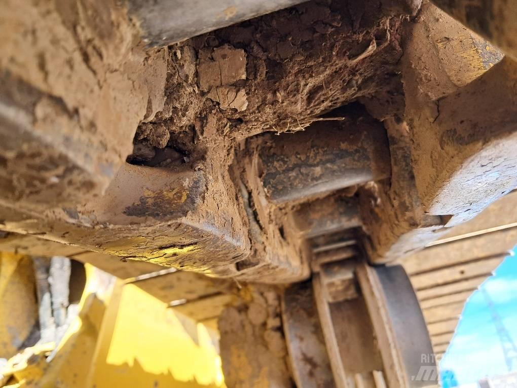 Komatsu D61PXI-24E0 Гусеничні бульдозери