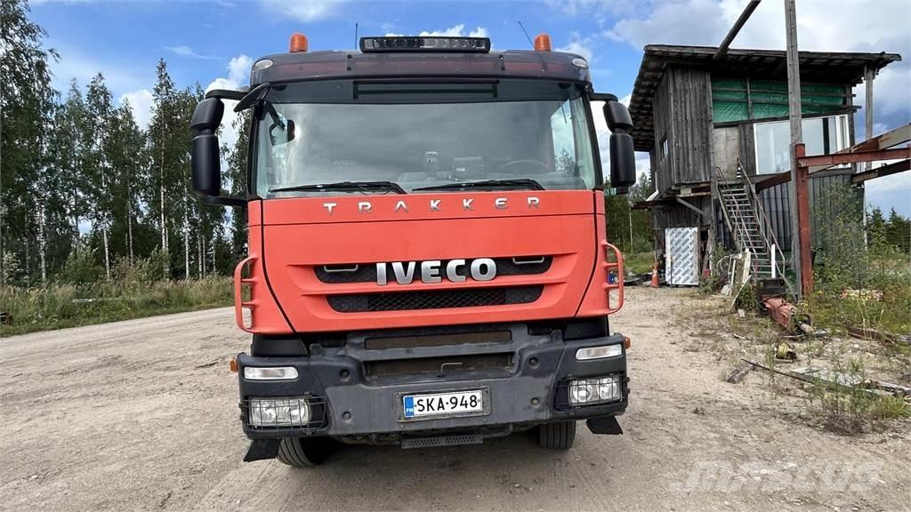Iveco Trakker Вантажівки-платформи/бокове розвантаження