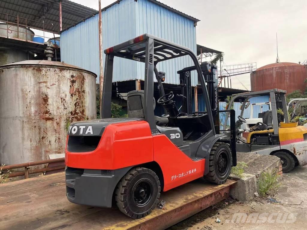 Toyota FD 30 Дизельні навантажувачі