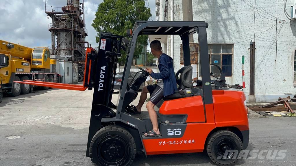 Toyota FD 30 Дизельні навантажувачі