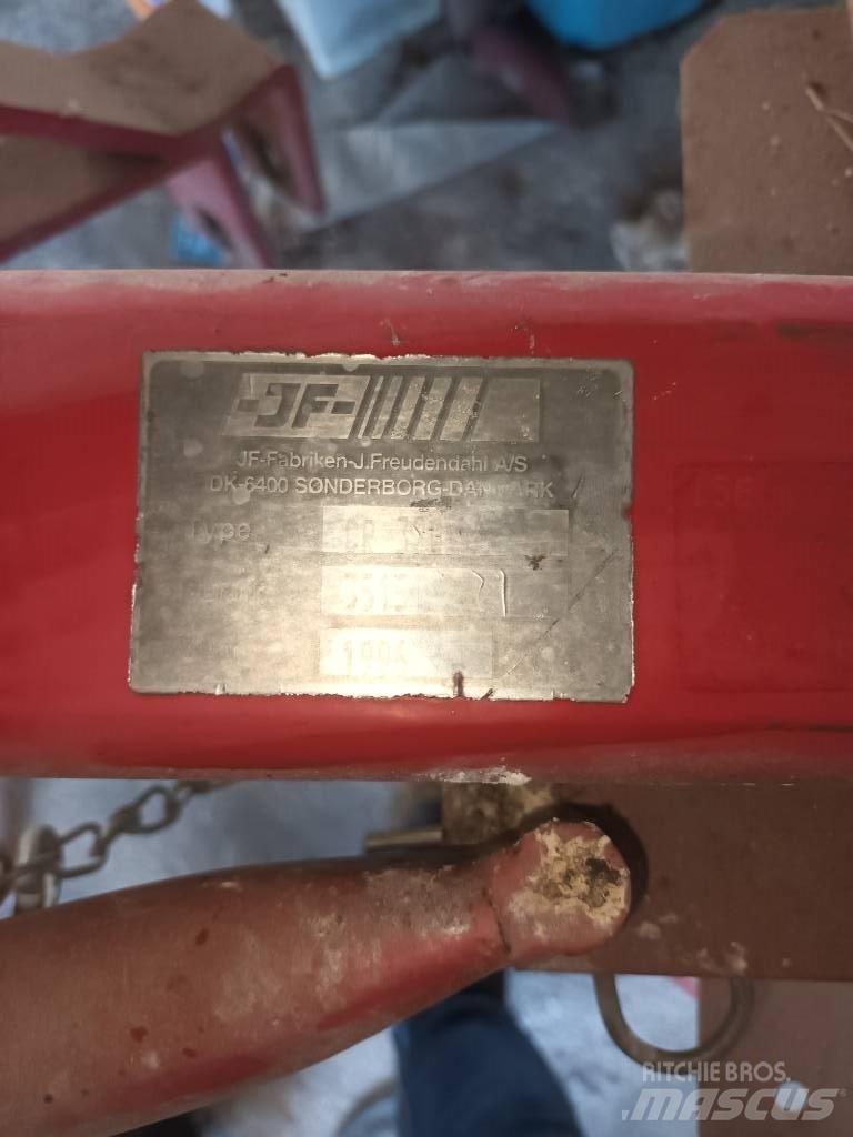 JF CR 320 Граблі і сінозворушувачі