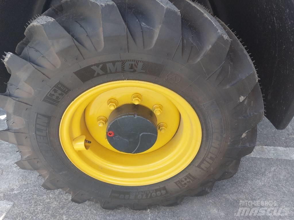 Komatsu WA80M-8 Малі навантажувачі