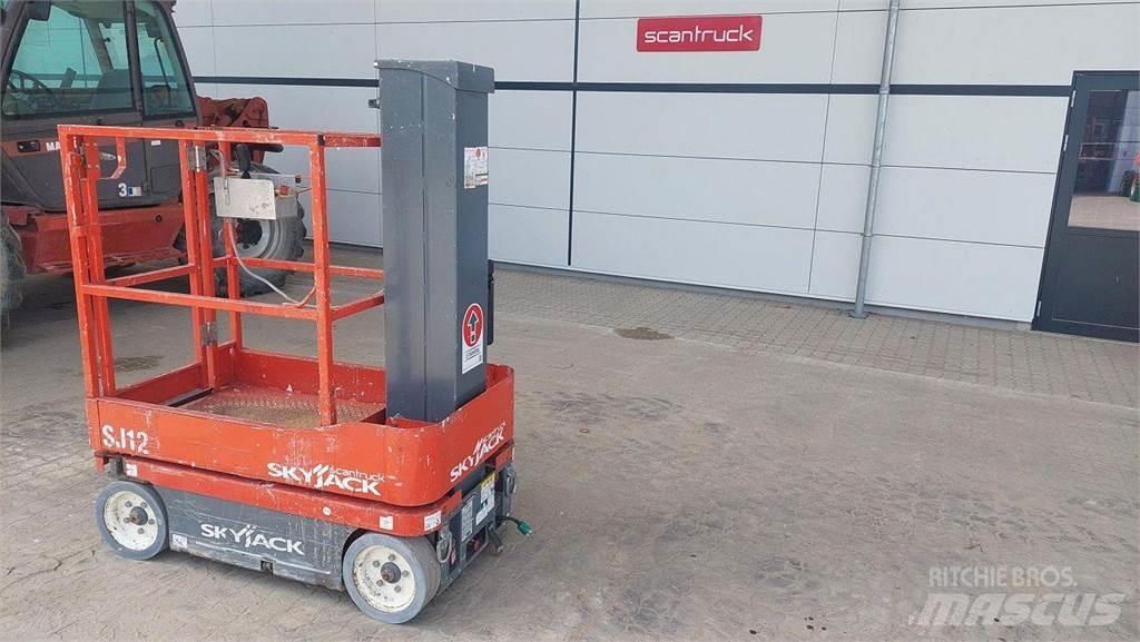 SkyJack SJ12 Вертикальні щоглові підйомники