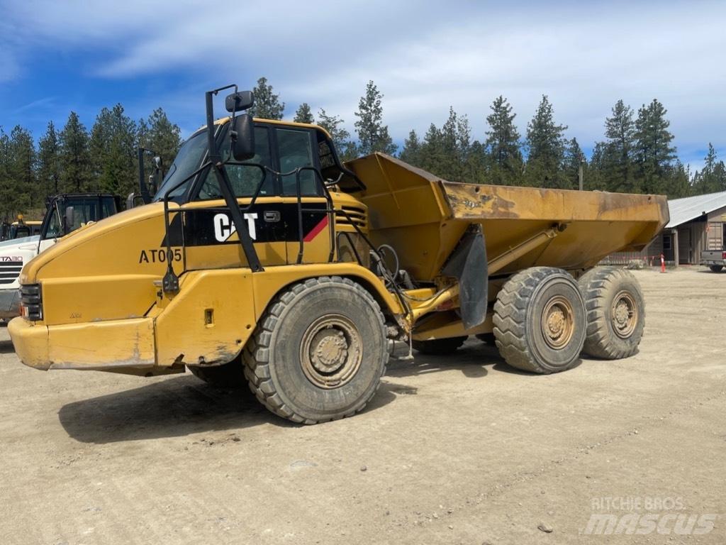 CAT 725 Зчленовані самоскиди