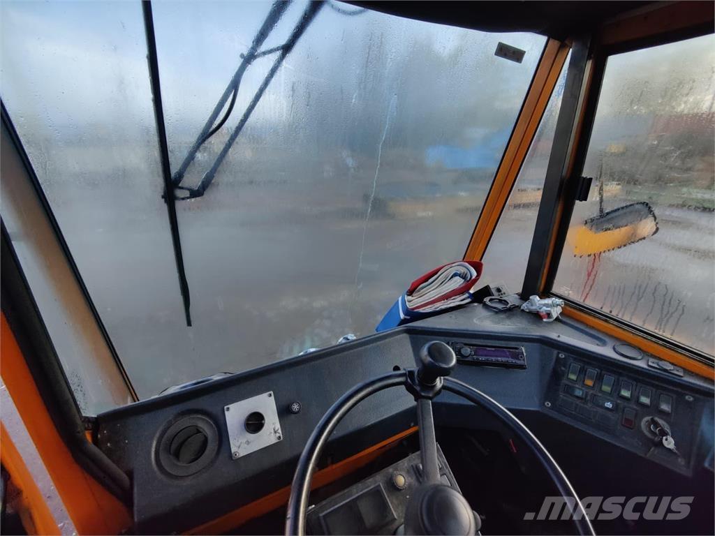 Sisu TR 180 AL 2 Термінальні трактори