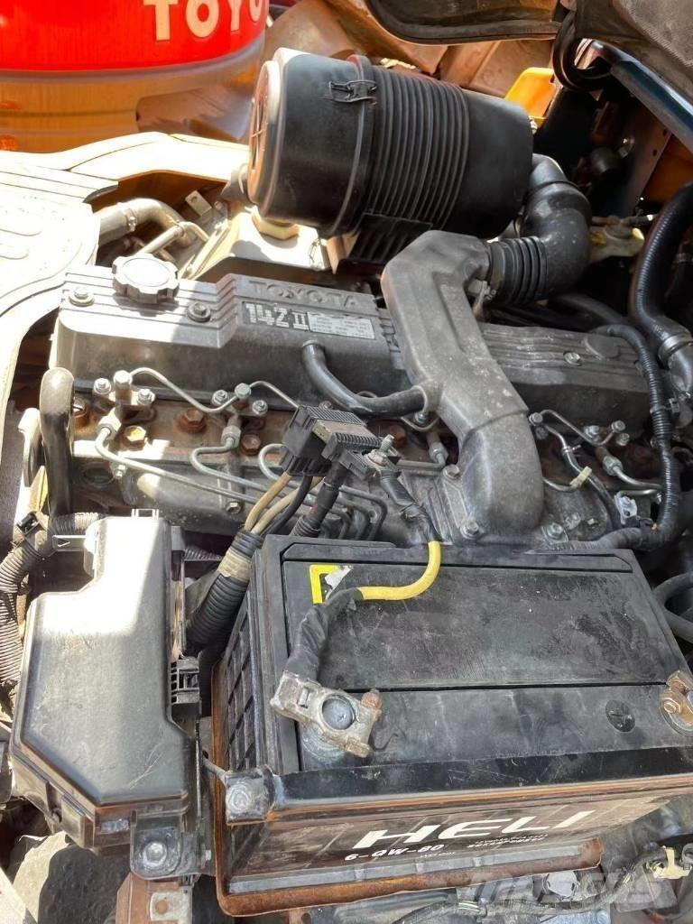 Toyota 5 ton Дизельні навантажувачі