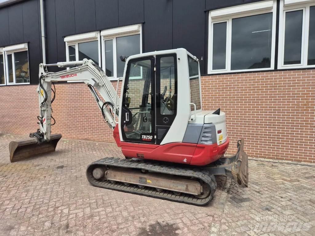 Takeuchi TB250 Міні-екскаватори < 7т