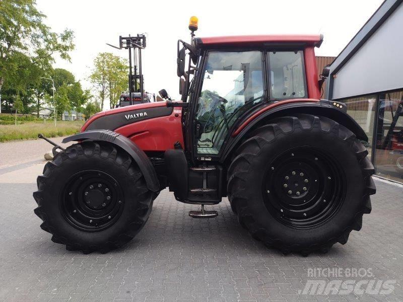 Valtra N 141 Трактори