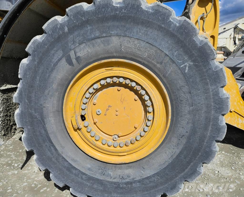 CAT 982 M Фронтальні навантажувачі