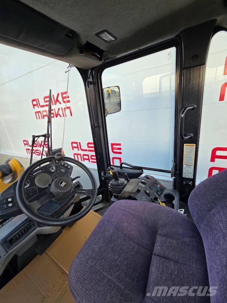 CAT 906 Фронтальні навантажувачі