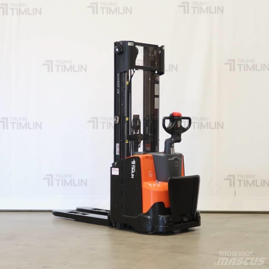 Toyota SWE120L Самохідні електроштабелери