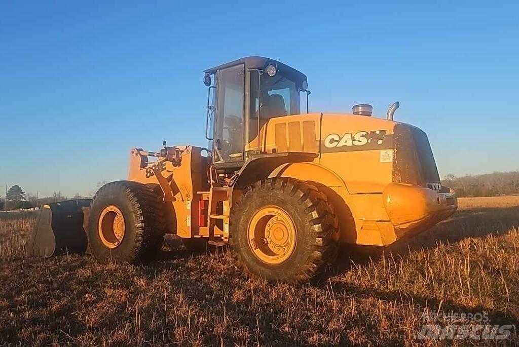 CASE 821 E Фронтальні навантажувачі