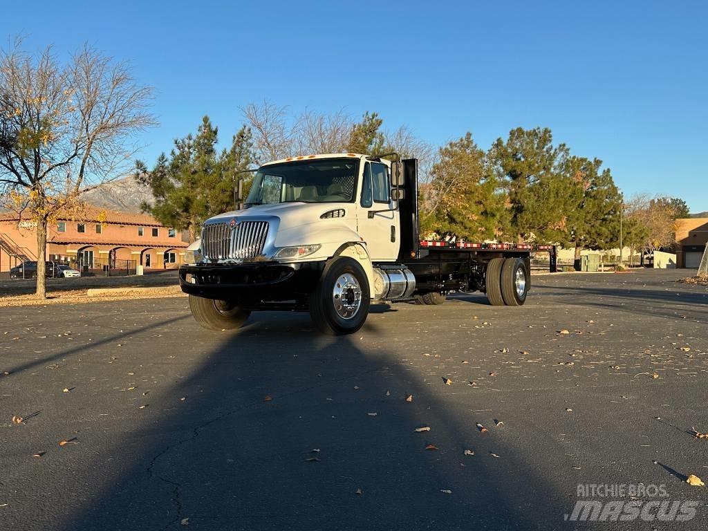 International 4300 Вантажівки-платформи/бокове розвантаження