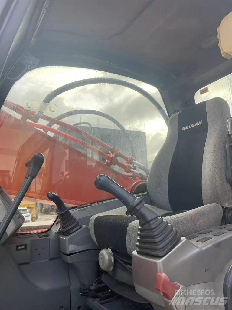 Doosan DX300LC-9C Гусеничні екскаватори