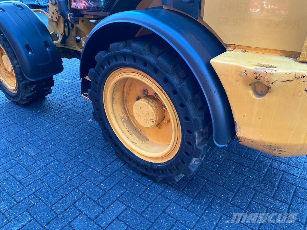 CAT 908M Фронтальні навантажувачі