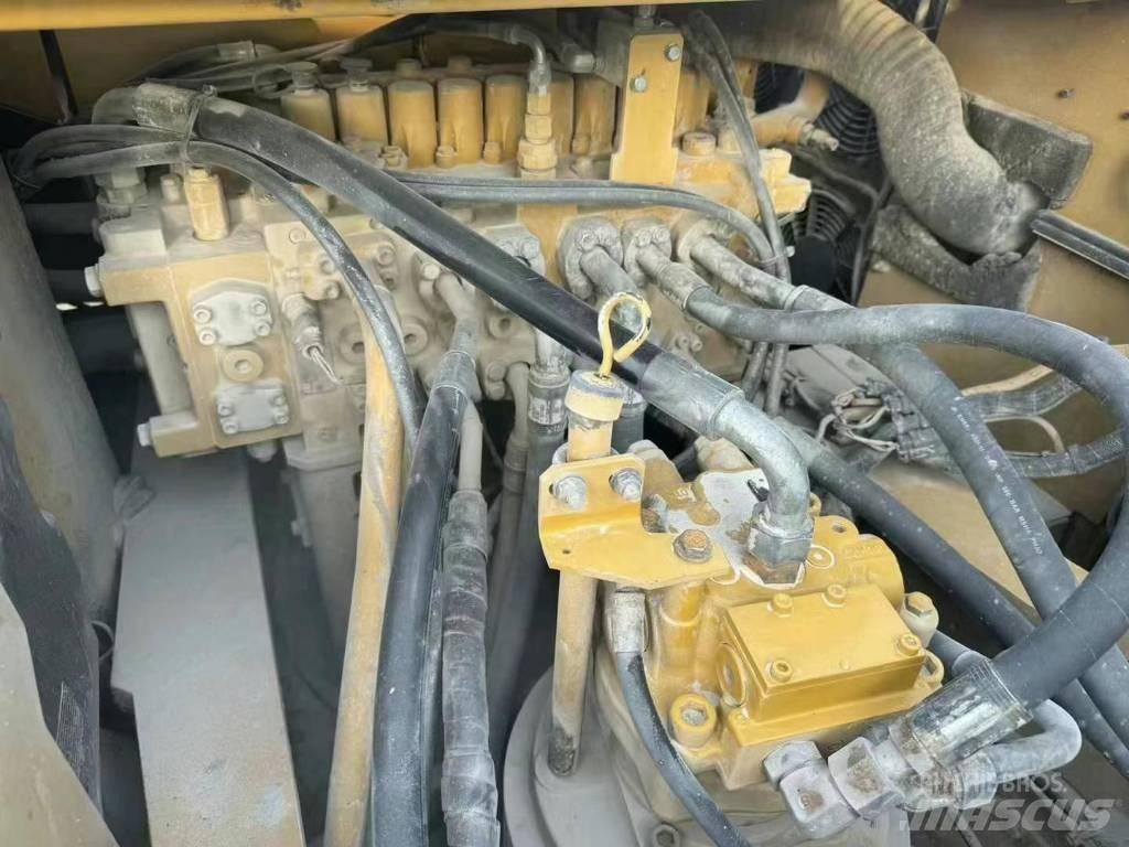 CAT 330 Гусеничні екскаватори