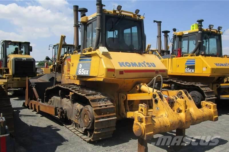 Komatsu D65 EX-16 Гусеничні бульдозери