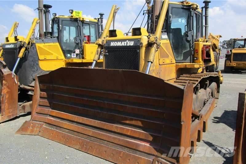 Komatsu D65 EX-16 Гусеничні бульдозери