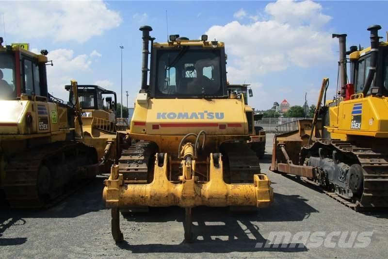 Komatsu D65 EX-16 Гусеничні бульдозери