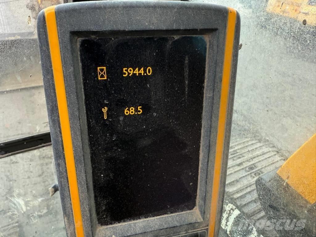 JCB JS 130 LC Гусеничні екскаватори