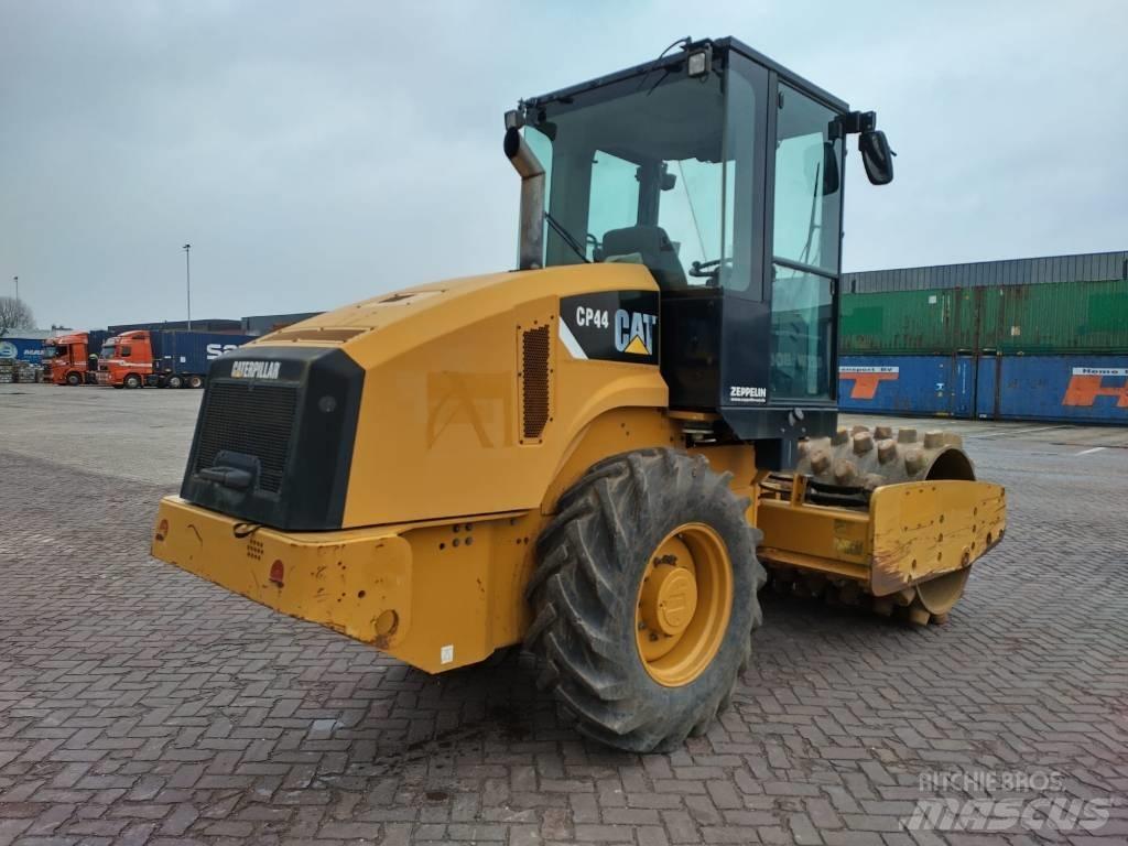CAT CS CP44 Грунтові котки