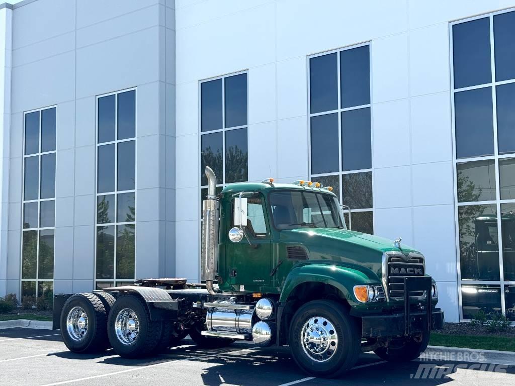 Mack Granite CV713 Тягачі