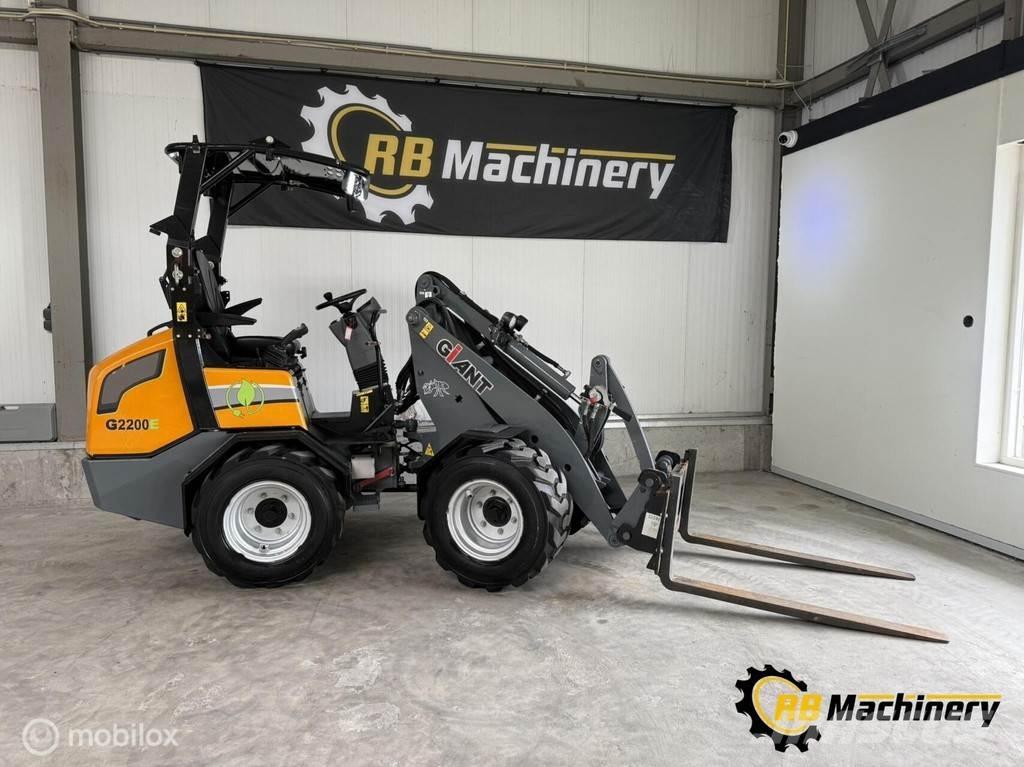 GiANT G2200E Фронтальні навантажувачі