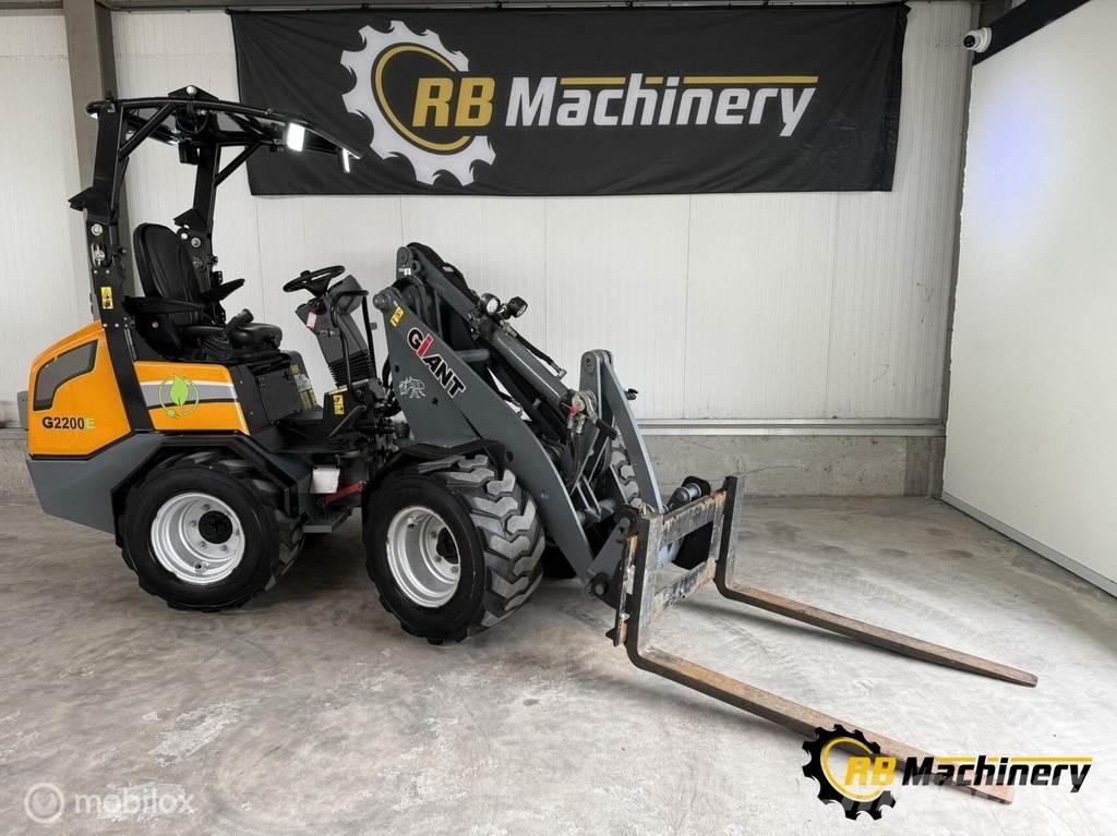 GiANT G2200E Фронтальні навантажувачі