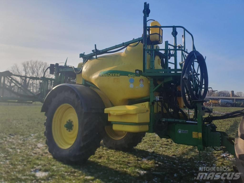 John Deere 840 Причіпні обприскувачі