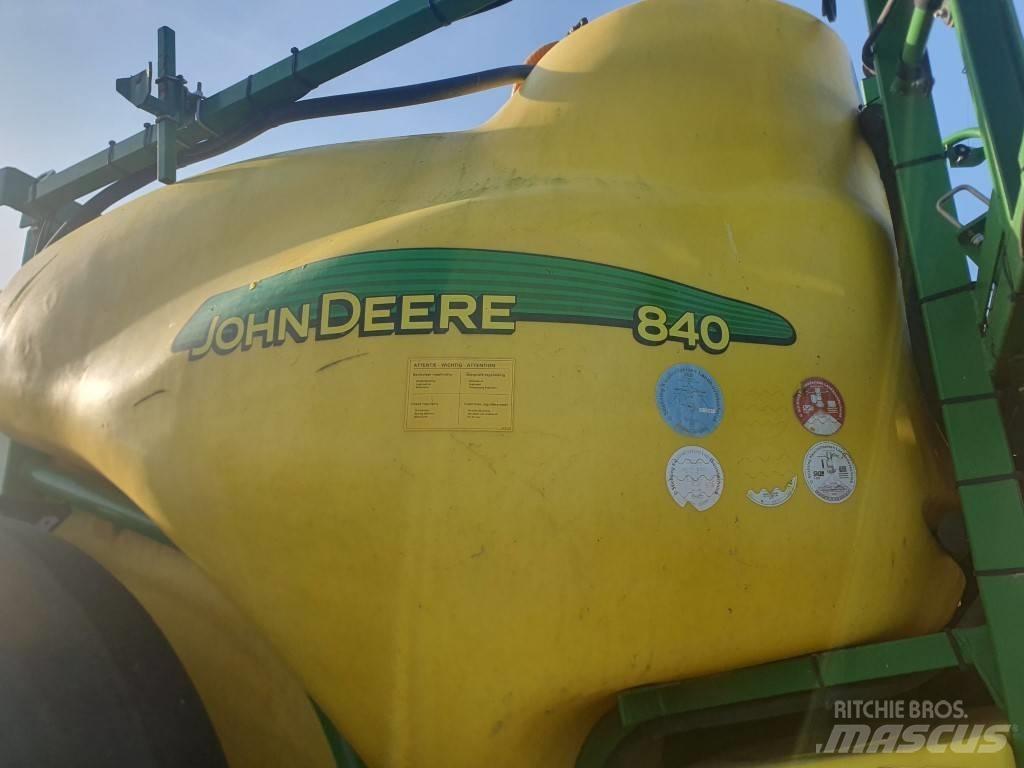 John Deere 840 Причіпні обприскувачі