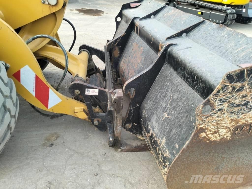 CAT 906M Фронтальні навантажувачі