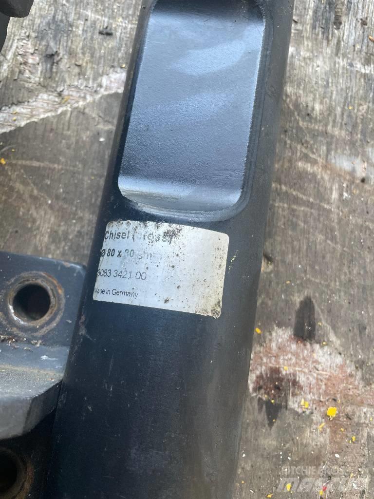 Atlas Copco SB 300 Плуги