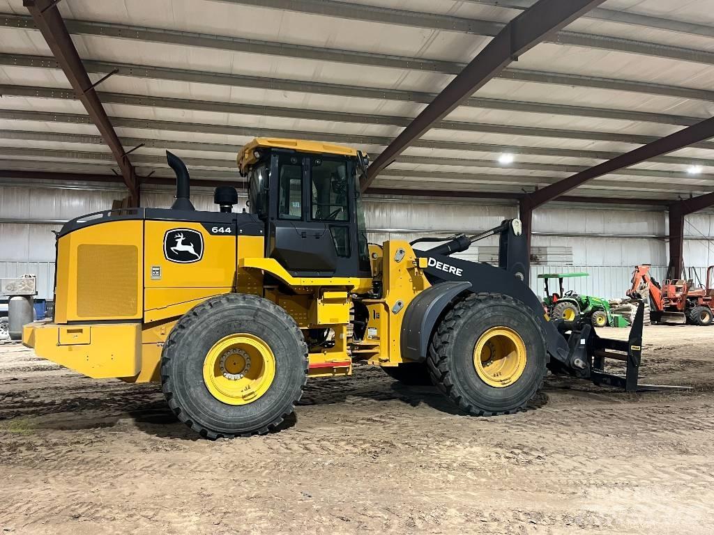 John Deere 644P Фронтальні навантажувачі