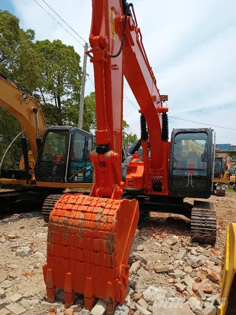 Hitachi ZX 135 Гусеничні екскаватори