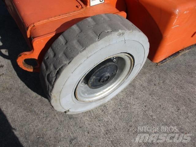 JLG E400AJP (817) Компактні самохідні стрілові підйомники
