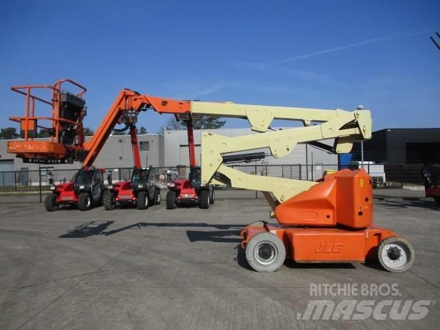 JLG E400AJP (817) Компактні самохідні стрілові підйомники