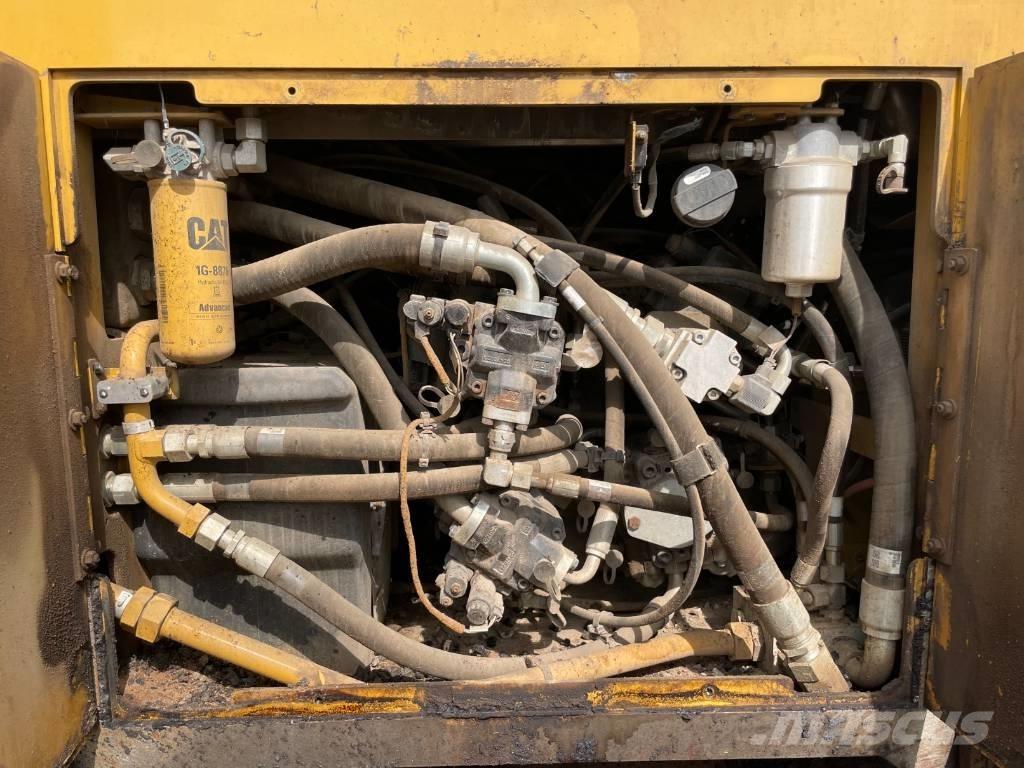 CAT AP555F Асфальтовкладачі