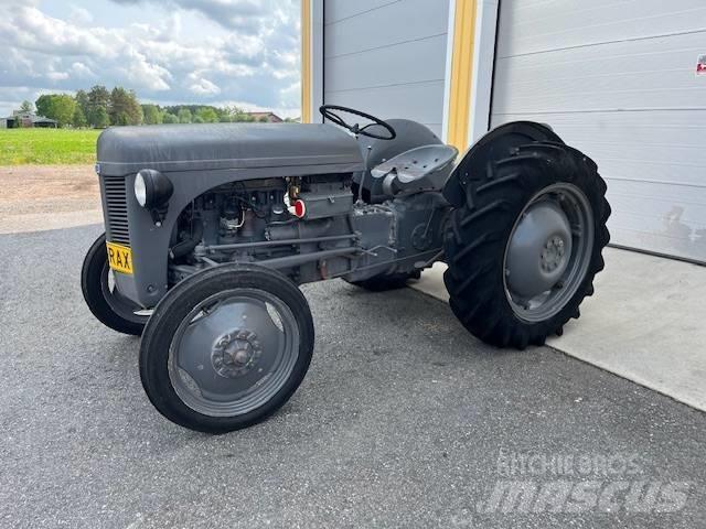 Massey Ferguson ted Трактори