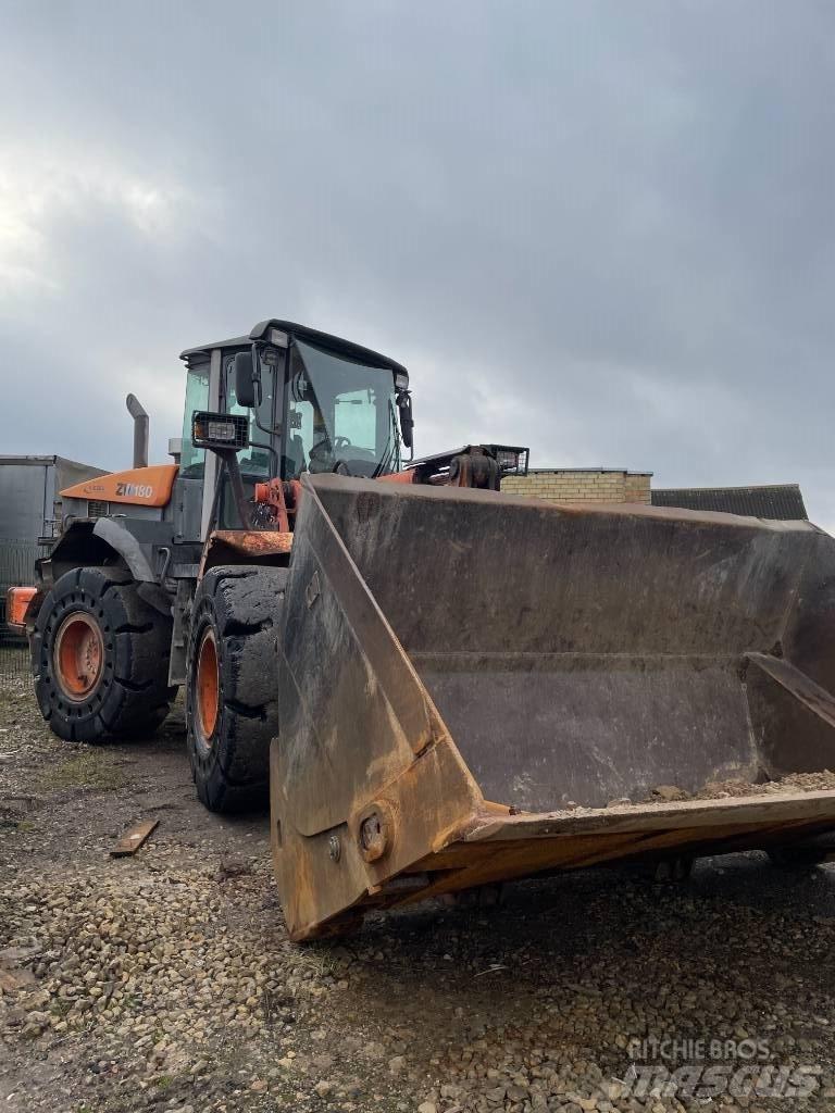 Hitachi ZW 180-5 Фронтальні навантажувачі