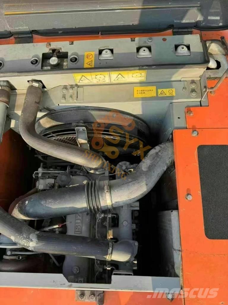 Hitachi ZX 200 Гусеничні екскаватори