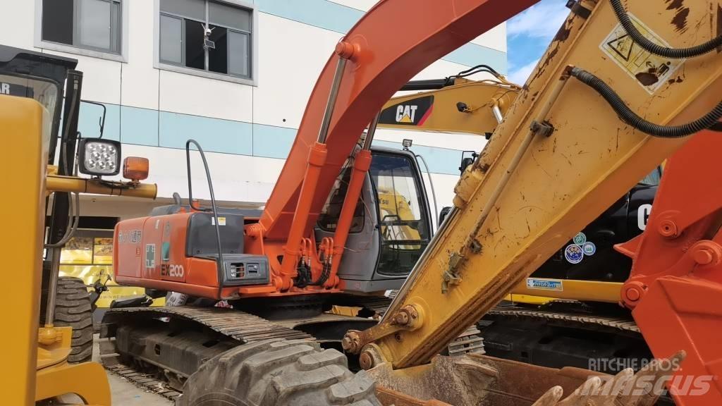 Hitachi EX 200-5 Гусеничні екскаватори
