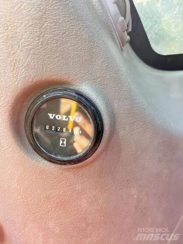 Volvo EC 220 Гусеничні екскаватори